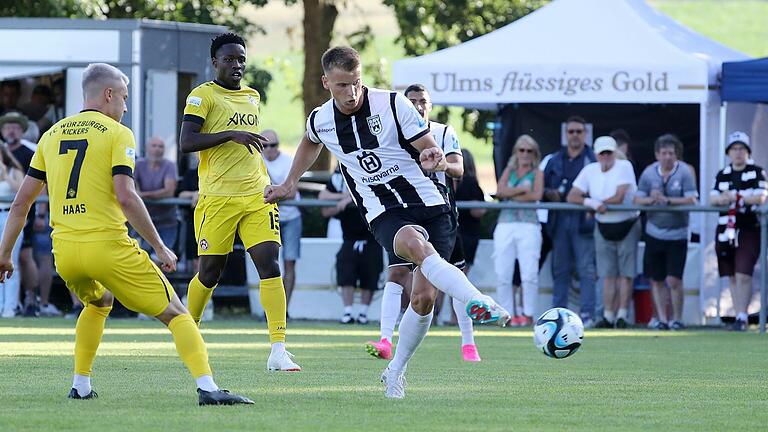 Moritz Hannemann, hier in einem Testspiel gegen die Würzburger Kickers im Juli 2023, soll nun das Mittelfeld der Würzburger verstärken. Moritz Hannemann, hier in einem Testspiel gegen die Würzburger Kickers im Juli 2023, soll nun das Mittelfeld der Würzburger verstärken.
