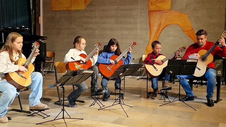 Das Gitarrenensemble Lara, Lara, Paulina und Julian des Musiklehrers Oliver Thedieck erfreute mit 'Carlito'.