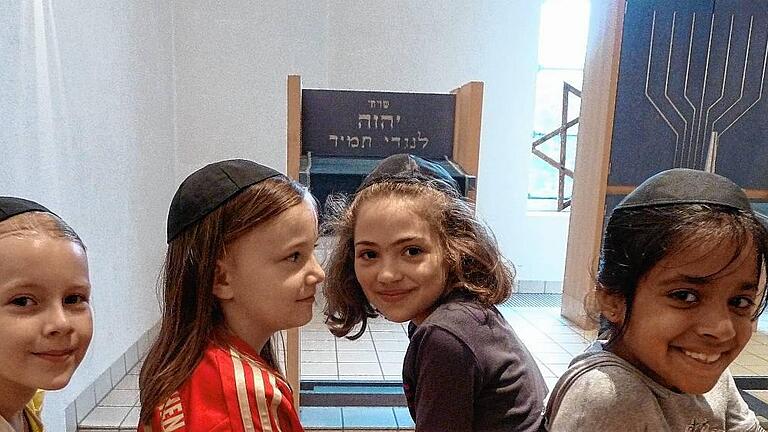 Lernen über das Judentum: Die kleine &bdquo;Synagoge in der Synagoge&ldquo; ist nicht nur ein Gebetsraum, sondern auch ein Ort der Wissensvermittlung &ndash; hier mit Schülerinnen der Volksschule Siedlung im Sommer 2012.