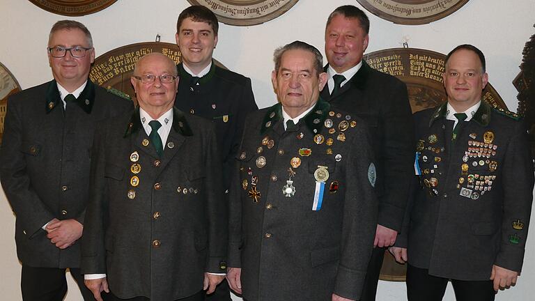 Verantwortungsträger und Geehrte: (von links) zweiter Schatzmeister Thomas Zehnder, Heinz Schwarzbach, zweiter Sportleiter Alexander Hausenstein, Ehrenmitglied Berndhard Stöckl, zweiter Schützenmeister Joachim Czulczio und erster Schhützenmeister Thomas Stöckl. Verantwortungsträger und Geehrte: (von links) zweiter Schatzmeister Thomas Zehnder, Heinz Schwarzbach, zweiter Sportleiter Alexander Hausenstein, Ehrenmitglied Berndhard Stöckl, zweiter Schützenmeister Joachim Czulczio und erster Schhützenmeister Thomas Stöckl.