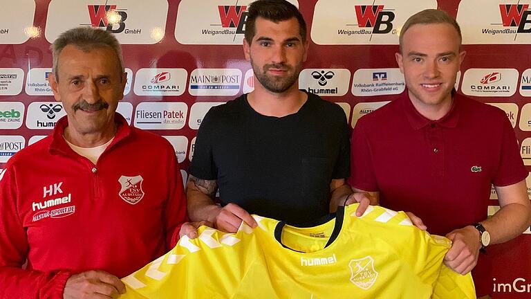 Christoph Saballus (Mitte) wechselt zum Regionalligisten TSV Aubstadt (links Vorsitzender Herbert Köhler, rechts Pressesprecher Philipp Müller). Christoph Saballus (Mitte) wechselt zum Regionalligisten TSV Aubstadt (links Vorsitzender Herbert Köhler, rechts Pressesprecher Philipp Müller).