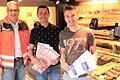 Mit bedruckten Verkaufstüten wollen Filialen der Landbäckerei Gagel und der Rotkreuz-Kreisverband Haßberge auf die Wichtigkeit von Blutspenden aufmerksam machen (von links): Michael Will vom Roten Kreuz mit Peter und Valentin Gagel von der Landbäckerei.