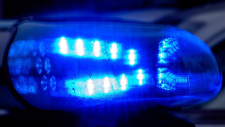 Polizei - Symbolbild       -  Die Polizei ermittelt gegen eine Fahrdienstleiterin, die bei der Arbeit mutmaßlich betrunken war. (Symbolbild)
