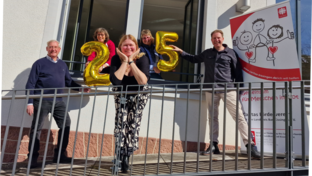 Seit 25 Jahren besteht der Caritas-Förderverein. Das Jubiläum wird groß gefeiert. Das Bild zeigt von links:  Diakon Michel Schlereth, Vorsitzende Theresia Schodorf-Friedrich, Sandra Schärpf (Schriftführerin), Gabi Kistler (Kassiererin) und der Vorsitzende des Caritas-Kreisverbandes Bad Kissingen David Hettiger.       -  Seit 25 Jahren besteht der Caritas-Förderverein. Das Jubiläum wird groß gefeiert. Das Bild zeigt von links:  Diakon Michael Schlereth, Vorsitzende Theresia Schodorf-Friedrich, Sandra Schärpf (Schriftführerin), Gabi Kistler (Kassiererin) und der Vorsitzende des Caritas-Kreisverbandes Bad Kissingen David Hettiger.