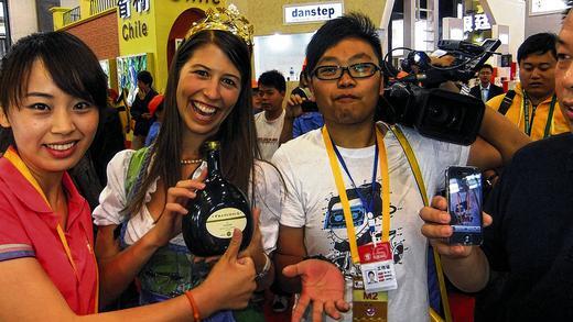 Daumen hoch: Auf Werbetour für den Frankenwein in China. Daumen hoch: Auf Werbetour für den Frankenwein in China.