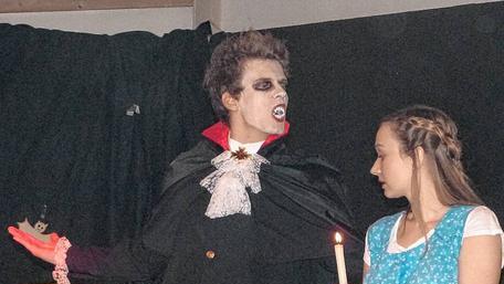 Beim „Tanz der Vampire“ stellte die „Geusvieler“ Tanzgruppe einmal mehr ihr klassisches Theater-Können unter Beweis. Beim „Tanz der Vampire“ stellte die „Geusvieler“ Tanzgruppe einmal mehr ihr klassisches Theater-Können unter Beweis.
