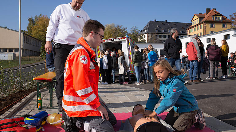 Erste Einblicke in die Grundlagen der Reanimation vermittelten die ehrenamtlichen Helfer des BRK beim Tag der offenen Tür.