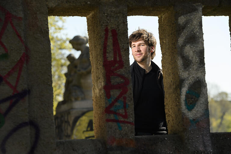 Der Fimkomponist Damian Scholl steht an einer Promenade am Weißen See in der Nähe seiner Wohnung in Weissensee in Berlin. Mit dem Soundtrack zu dem Film 'Beuys' war der gebürtige Gernacher (Landkreis Schweinfurt) unter anderm für den Deutschen Filmpreis nominiert. Der Fimkomponist Damian Scholl steht an einer Promenade am Weißen See in der Nähe seiner Wohnung in Weissensee in Berlin. Mit dem Soundtrack zu dem Film 'Beuys' war der gebürtige Gernacher (Landkreis Schweinfurt) unter anderm für den Deutschen Filmpreis nominiert.