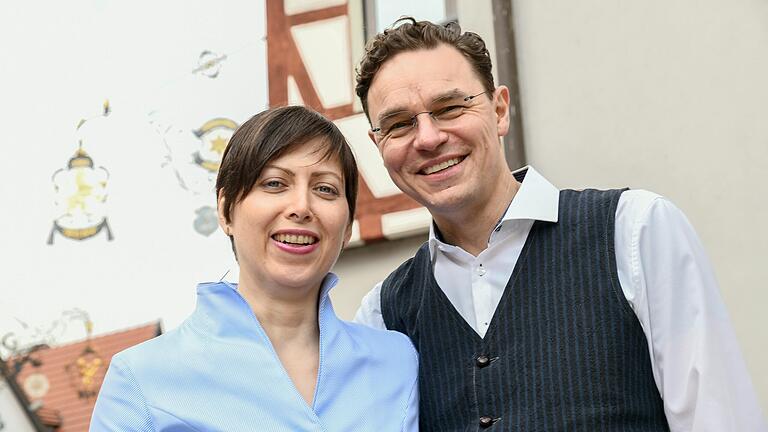 Sie wollen das Gebäude des 'Löwen' mit seinem Fachwerk und dem auffälligen Ausleger erhalten: Nadine Naumann und Guido Prößl. Sie wollen das Gebäude des 'Löwen' mit seinem Fachwerk und dem auffälligen Ausleger erhalten: Nadine Naumann und Guido Prößl.