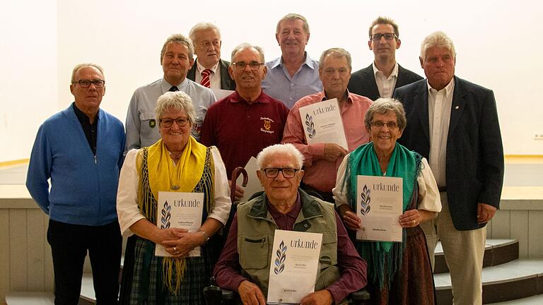 Sie halten dem TSV Urspringen schon seit 50 Jahren die Treue (hinten von links): Horst Seim, Werner Keupp, Vorstand Florian Herteux, (Mitte von links): Ludwig Siegler, Hugo Barthel, Rudi Ehehalt, Klemens Schürger, Bernd Barthel, (vorne von links): Gudrun Wiesner, Josef Zeller, Monika Gress. Sie halten dem TSV Urspringen schon seit 50 Jahren die Treue (hinten von links): Horst Seim, Werner Keupp, Vorstand Florian Herteux, (Mitte von links): Ludwig Siegler, Hugo Barthel, Rudi Ehehalt, Klemens Schürger, Bernd Barthel, (vorne von links): Gudrun Wiesner, Josef Zeller, Monika Gress.