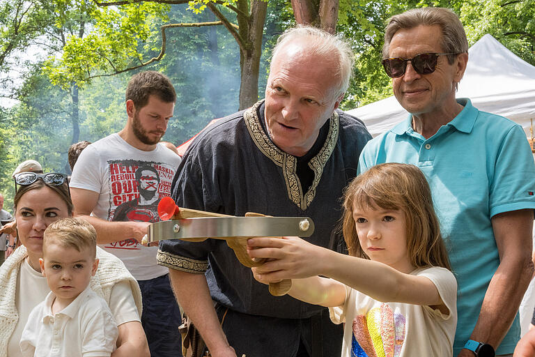 Jürgen Gutjahr (mitte) erklärt den kleinen Besucherinnen und Besuchern an seinem Stand, wie man mit der Spielzeugarmbrust richtig anvisiert. Jürgen Gutjahr (mitte) erklärt den kleinen Besucherinnen und Besuchern an seinem Stand, wie man mit der Spielzeugarmbrust richtig anvisiert.