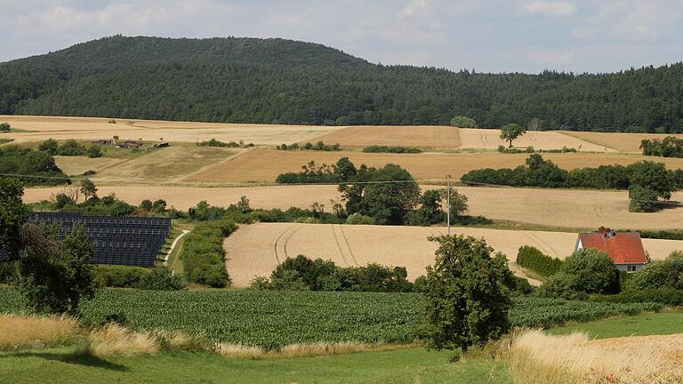 Zwischen der Photovoltaikanlage (links) und dem Haus (rechts) soll in Kirchlauter das Gewerbegebiet 'Großes Stück' entstehen.