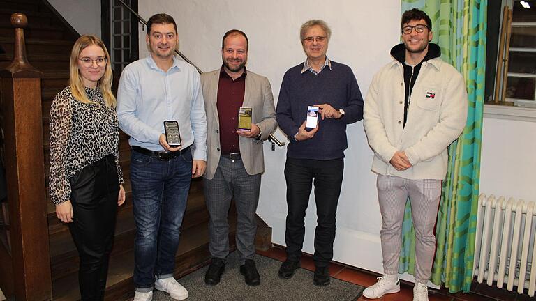 Nun haben auch die Stadt Ostheim sowie die Gemeinden Sondheim/Rhön und Willmars eine eigene App. Diese wurde im Ostheimer Rathaus den Bürgern vorgestellt. Die jeweiligen Bürgermeister haben 'ihre App' natürlich schon installiert (von links): VG-Mitarbeiterin Katja Heuring, Thilo Wehner (Bürgermeister Sondheim/Rhön), Steffen Malzer (Bürgermeister Ostheim/Rhön), Reimund Voß (Bürgermeister Willmars) sowie Daniel Hegenbarth (Firma Cosmema).
. Nun haben auch die Stadt Ostheim sowie die Gemeinden Sondheim/Rhön und Willmars eine eigene App. Diese wurde im Ostheimer Rathaus den Bürgern vorgestellt. Die jeweiligen Bürgermeister haben 'ihre App' natürlich schon installiert (von links): VG-Mitarbeiterin Katja Heuring, Thilo Wehner (Bürgermeister Sondheim/Rhön), Steffen Malzer (Bürgermeister Ostheim/Rhön), Reimund Voß (Bürgermeister Willmars) sowie Daniel Hegenbarth (Firma Cosmema).
.