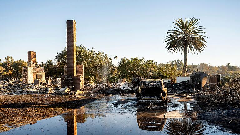 Waldbrände in Kalifornien - An vielen Stellen sind nur noch Brandruinen übrig. Waldbrände in Kalifornien - An vielen Stellen sind nur noch Brandruinen übrig.