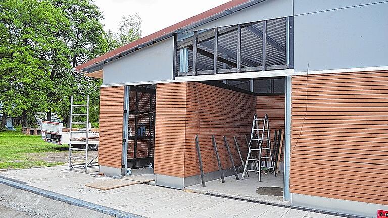 Schmucke Außenfassade: Das Wirtschaftsgebäude wird nach Fertigstellung nicht mehr wiederzuerkennen sein. Ins Auge sticht die gefällige Wandverschalung aus Holz. Schmucke Außenfassade: Das Wirtschaftsgebäude wird nach Fertigstellung nicht mehr wiederzuerkennen sein. Ins Auge sticht die gefällige Wandverschalung aus Holz.