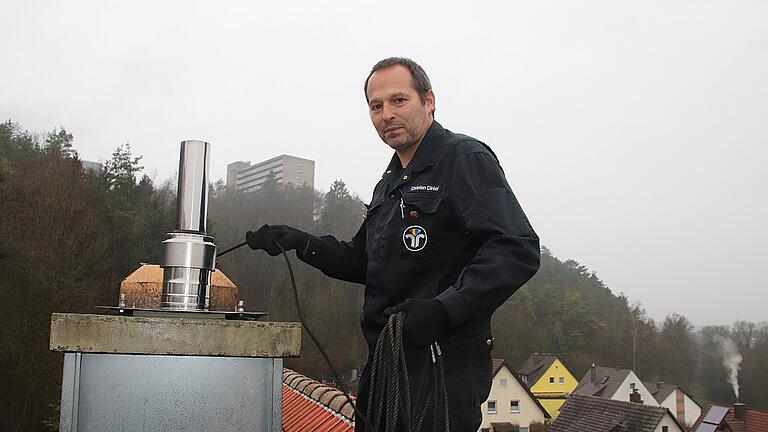 Glück gehabt hat bei diesem Foto die Fotografin. Sie rutschte trotz des Regens nicht vom Dach. Eigentlich reinigt Kaminkehrer-Meister Christian Dinkel nur noch selten selbst den Schlot. Fürs Foto hat er sich extra das Kehrwerkzeug seines Sohnes und Mitarbeiters Florian Dinkel aushändigen lassen. Glück gehabt hat bei diesem Foto die Fotografin. Sie rutschte trotz des Regens nicht vom Dach. Eigentlich reinigt Kaminkehrer-Meister Christian Dinkel nur noch selten selbst den Schlot. Fürs Foto hat er sich extra das Kehrwerkzeug seines Sohnes und Mitarbeiters Florian Dinkel aushändigen lassen.