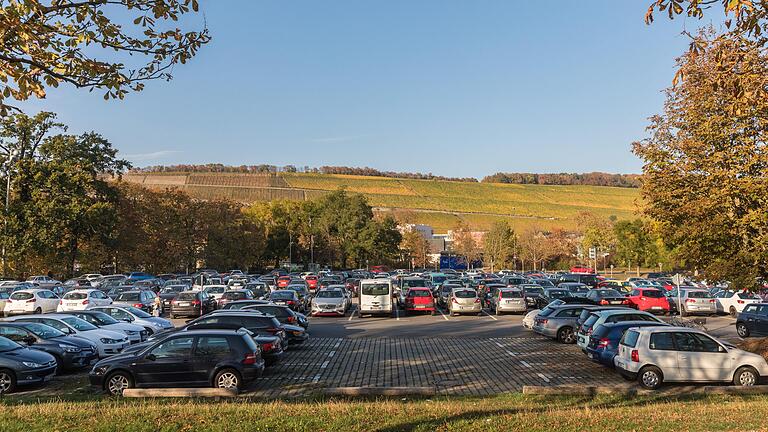 Der Talavera-Parkplatz ist bei Anwohnern und Auswärtigen als kostenfreier Parkplatz beliebt. Zukünftig soll er jedoch bewirtschaftet werden. Der Talavera-Parkplatz ist bei Anwohnern und Auswärtigen als kostenfreier Parkplatz beliebt. Zukünftig soll er jedoch bewirtschaftet werden.