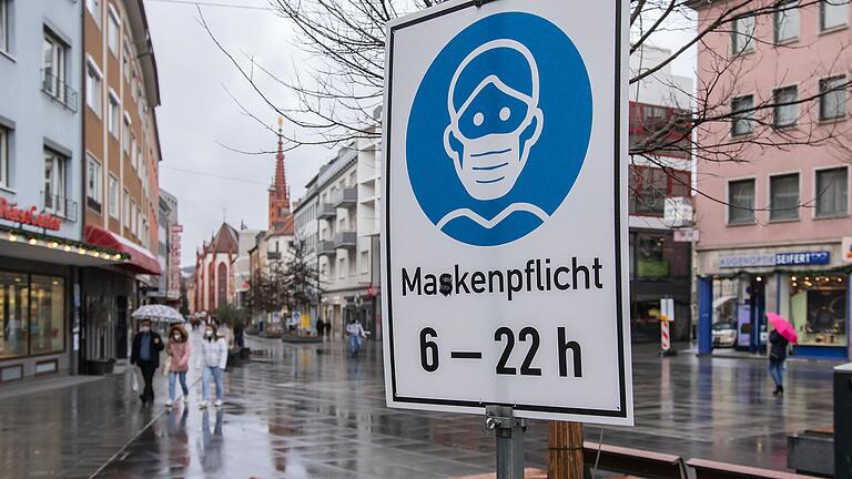 Die Maskenpflicht in der Würzburger Innenstadt wurde vorerst bis Sonntag verlängert. Die Maskenpflicht in der Würzburger Innenstadt wurde vorerst bis Sonntag verlängert.
