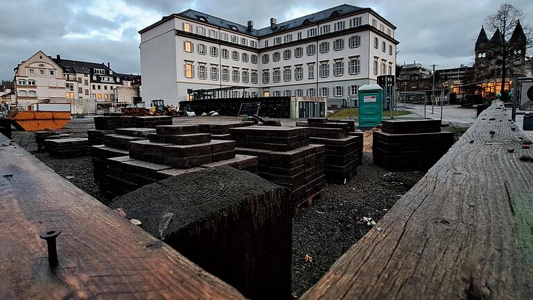 Früher stand auf der jetzt freien Fläche vor dem Neumannflügel das einzige Fünf-Sterne-Hotel der Stadt. Ums nun geplante Kurparkresort scheint es nicht gut zu stehen. - Seit 14 Jahren klafft eine Brachfläche direkt am Kurgarten. Hier stand einst das Steigenberger Kurhaushotel, im Hintergrund der sanierte Neumannflügel. Früher stand auf der jetzt freien Fläche vor dem Neumannflügel das einzige Fünf-Sterne-Hotel der Stadt. Ums nun geplante Kurparkresort scheint es nicht gut zu stehen. - Seit 14 Jahren klafft eine Brachfläche direkt am Kurgarten. Hier stand einst das Steigenberger Kurhaushotel, im Hintergrund der sanierte Neumannflügel.