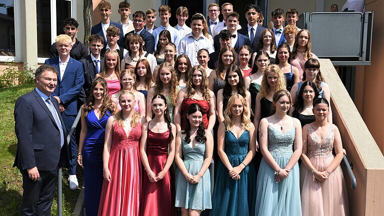 51 Realschülerinnen und -schüler der Theodosius-Florentini-Schule bekamen am Freitag ihre Abschlusszeugnisse.