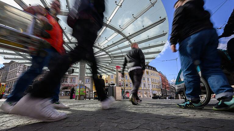 In den letzten Jahren hat sich der Barbarossaplatz in Würzburg laut Polizei zu einem Schwerpunkt für Kriminalität entwickelt. Führt die Videoüberwachung zu mehr Sicherheit?