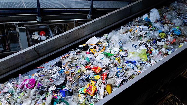 Mülltrennung       -  Selbst wenn Plastik gesammelt wird: Es gibt noch nicht die technischen Möglichkeiten haben, diverse Kunststoffe zu recyceln