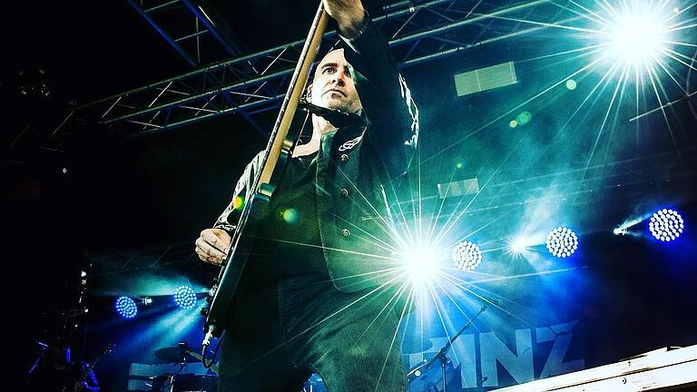 Würzburger Bassist Michael Ende verlässt nach 18 Jahren die Letzte Instanz. Würzburger Bassist Michael Ende verlässt nach 18 Jahren die Letzte Instanz.