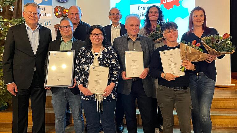 Jubiläum und Ehrungen (von links): Claus Cersovsky (Geschäftsführender Gesellschafter Rübezahl-Riegelein-Gruppe), Florian Kraus (Assistent der Geschäftsleitung und Verwaltungsleiter Eichetti), Klaus Schemmel , Monika Banz, Rüdiger Bonner (Geschäftsführer Rübezahl-Riegelein-Gruppe), Günther Kraus (geschäftsführender Gesellschafter Eichetti), Silke Härtel, Anita Halbauer und Nadine Mickiewicz.