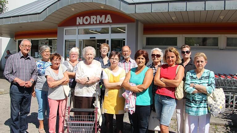 Schon 2017 protestierte eine Gruppe von Kitzingerinnen und Kitzingern gegen die drohende Schließung der Norma-Filiale im Schwalbenhof. Fünf Jahre später kam das Aus für den letzten Nahversorger in der Innenstadt.