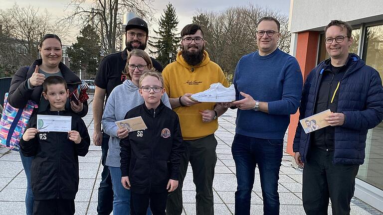 Die Gewinner der Verlosung: In der Mitte Hauptgewinner Eric Oelkers mit Nowitzkis Schuh, links daneben Vorstand Christopher Siepak, rechts Sponsor Stephan Jüttner sowie die weiteren Gewinner der Gutscheine der Firma Wolf-Jüttner.