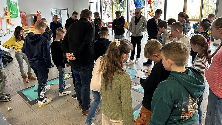 Kinder der Klasse 5b beim Ausprobieren der Kugeln.