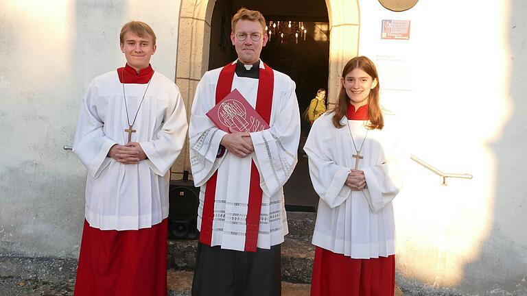 Gastprediger war Christian Staude, Subregens der Herzoglich Georgianischen Priesterhaus-Stiftung in München. Mit im Bild die Ministranten Fabian und Leonie Beck.