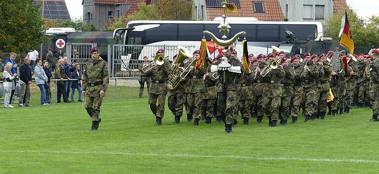 Das Heeresmusikkorps aus Veitshöchheim umrahmten das Gelöbnis in Kolitzheim. Das Heeresmusikkorps aus Veitshöchheim umrahmten das Gelöbnis in Kolitzheim.