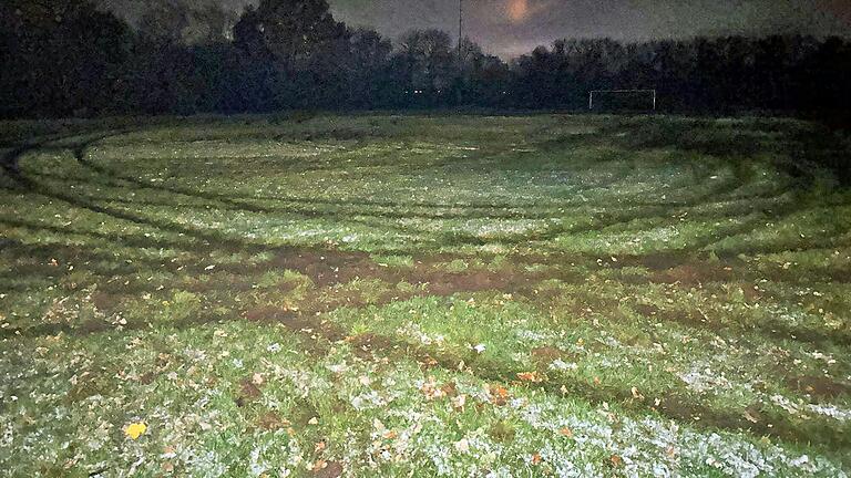 Ob auf dem Sportplatz des SVO neben dem Parkplatz und dem Vereinsheim ein Wettrennen mit Allrad-Fahrzeugen stattgefunden hat? 'Der Rasen ist regelrecht durchgepflügt worden', ist Vereinsvorsitzender Walter Kötzner entsetzt.