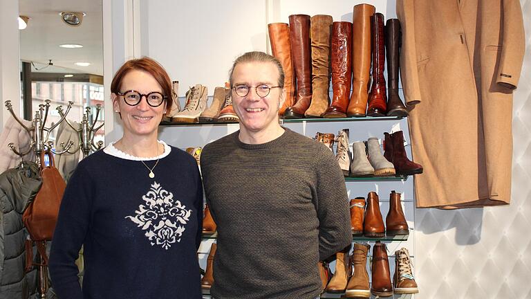 Isabell Schumm-Schürr und ihr Mann Jörg Schumm betreiben in der Lohrer Fußgängerzone zwei Schuhgeschäfte. Durch den zweiten Lockdown können sie ihre Winterware nicht verkaufen.