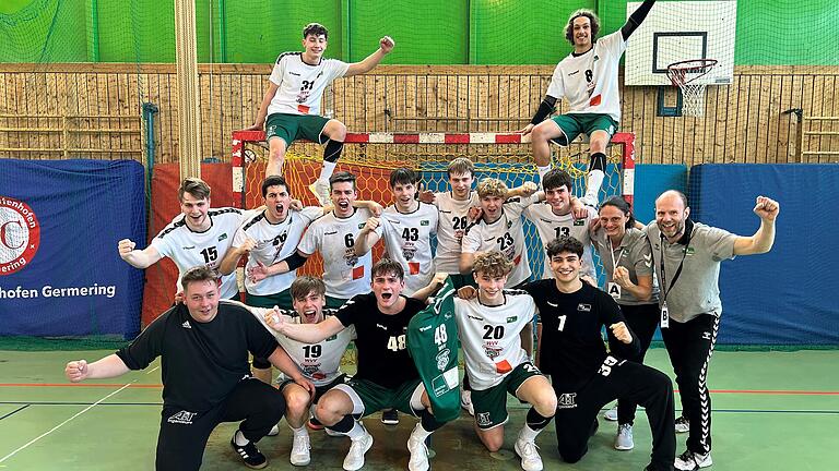 Die männliche A-Jugend der DJK Rimpar hat nach dem Gewinn der bayerischen Handball-Meisterschaft die erste Qualifikationsrunde zur Jugend-Bundesliga erfolgreich absolviert. Als Zweite starten sie in der nächsten Saison mindestens in der Bayernliga. Oben (von links): Noah Rauch, Tilman Märker. Mitte: Mathis Miltenberger, Valentin Weyer, Luca Edelmann, Finn Daugs, Lukas Beran, Paul Cisewski, Niel Sommerkorn, Physiotherapeutin Johanna Beran, Trainer Martin Frank. Vorne: Daniel Hemm, Justus Schraud, Jonas Krenz, Milan Kütt, Mike Siebentritt. Es fehlen: Nicolas Drabek und Bastian Krenz. Die männliche A-Jugend der DJK Rimpar hat nach dem Gewinn der bayerischen Handball-Meisterschaft die erste Qualifikationsrunde zur Jugend-Bundesliga erfolgreich absolviert. Als Zweite starten sie in der nächsten Saison mindestens in der Bayernliga. Oben (von links): Noah Rauch, Tilman Märker. Mitte: Mathis Miltenberger, Valentin Weyer, Luca Edelmann, Finn Daugs, Lukas Beran, Paul Cisewski, Niel Sommerkorn, Physiotherapeutin Johanna Beran, Trainer Martin Frank. Vorne: Daniel Hemm, Justus Schraud, Jonas Krenz, Milan Kütt, Mike Siebentritt. Es fehlen: Nicolas Drabek und Bastian Krenz.