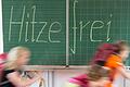 Hitzefreie Nachmittage sind an vielen bayerischen Schulen zur Seltenheit geworden. Stattdessen ergreifen die Schulen andere Maßnahmen. (Symbolbild)