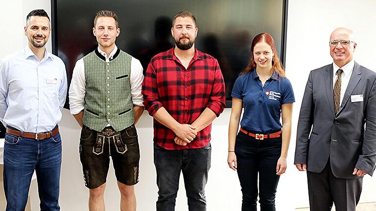 Schulleiter Oliver Dünisch (rechts) und Kursleiter Michael Schäfer (links) mit den Besten des 74. Meisterkurses der Fachschule für das Schreinerhandwerk in Ebern (von links): Johannes Fiedler (Note 1,27), Christian Fetschele (1,47) und Luise Dötsch (1,43).