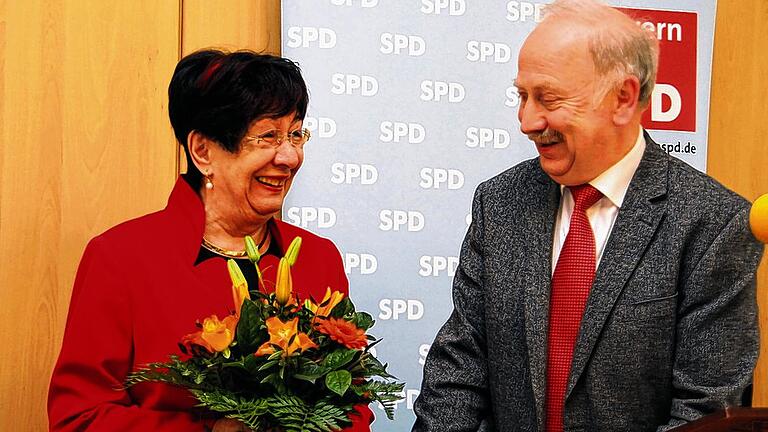 Auszeichnung: Elisabeth Bieber ist seit Samstag neue Ehrenkreisvorsitzende der SPD im Kreis Schweinfurt. Kreisvorsitzender Peter Pfister überreichte die Ernennungsurkunde.