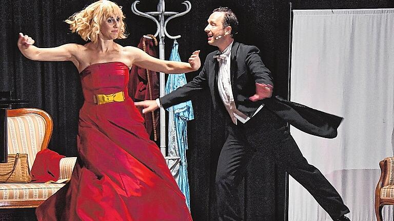 Mit flinken Füßen: Katharina Lochmann und Michael Fischer in einer ihrer Stepp-Einlagen in dem Stück &bdquo;Fred Astaire &ndash; ein Leben für den Tanz&ldquo; bei den Frankenfestspielen.