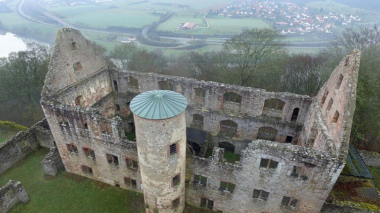 Spuren des Bauernkriegs in der Nähe von Gemünden und Lohr: Das Kloster Schönrain wurde 1525 zerstört. 1526 kauften es die Grafen von Rieneck. Von da an erlebte es ein wechselvolle Geschichte vom Wiederaufbau der Klosterkirche und ihrem Abriss über einen Wohnbau und Witwensitz bis hin zum endgültigen Verfall ab 1818.&nbsp;