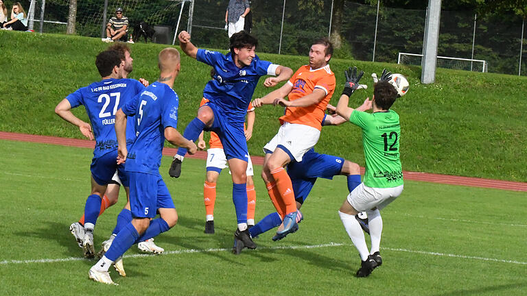 FC 06 Bad Kissingen       -  Bad Kissingens Kapitän Cedric Bäßler verrichtet beim Derby gegen den TSV Münnerstadt wichtige Abwehrarbeit und trifft sogar zum Sieg.