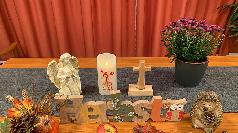 Gottesdienst für demenziell Erkrankte im Domizill Hennebergstraße. Gottesdienst für demenziell Erkrankte im Domizill Hennebergstraße.