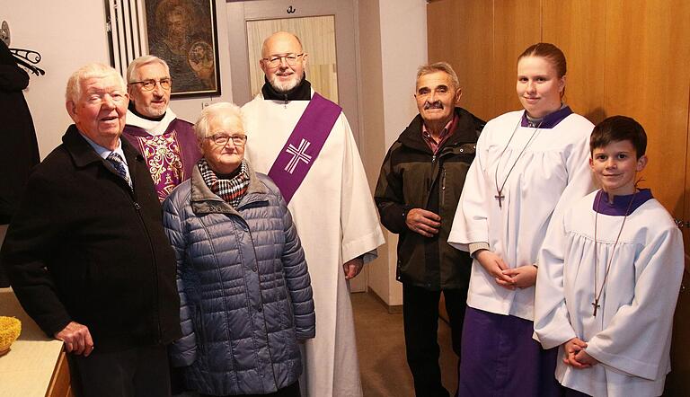 Ein letztes Mal offiziell in ihrem 'zweiten Wohnzimmer', der Stadelschwarzacher Sakristei: 42 Jahre lang waren Christa und Norbert Hüttner (vorne links) sehr engagiert als Mesner-Ehepaar in St. Bartholomäus. Jetzt wurden sie offiziell von (von links) Pater Philippus Eichenmüller OSB, Diakon Uwe Rebitzer, Kirchenpfleger Gerhard Berthel und den Ministranten Lena und Alexander in ihren Ruhestand verabschiedet. Ein letztes Mal offiziell in ihrem 'zweiten Wohnzimmer', der Stadelschwarzacher Sakristei: 42 Jahre lang waren Christa und Norbert Hüttner (vorne links) sehr engagiert als Mesner-Ehepaar in St. Bartholomäus. Jetzt wurden sie offiziell von (von links) Pater Philippus Eichenmüller OSB, Diakon Uwe Rebitzer, Kirchenpfleger Gerhard Berthel und den Ministranten Lena und Alexander in ihren Ruhestand verabschiedet.