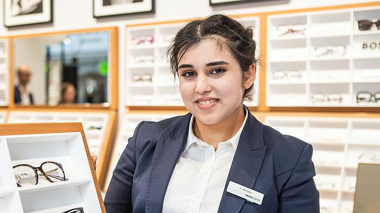 Leen Almasri macht gerade eine Ausbildung zur Augenoptikerin bei Abele in Würzburg. Leen Almasri macht gerade eine Ausbildung zur Augenoptikerin bei Abele in Würzburg.