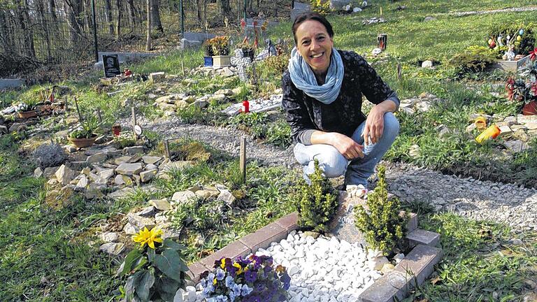 Ein Platz für tote Tiere: Tierheimleiterin Ursula Böhm gibt den Friedhof zum Sommerfest für die Öffentlichkeit frei. Ein Platz für tote Tiere: Tierheimleiterin Ursula Böhm gibt den Friedhof zum Sommerfest für die Öffentlichkeit frei.