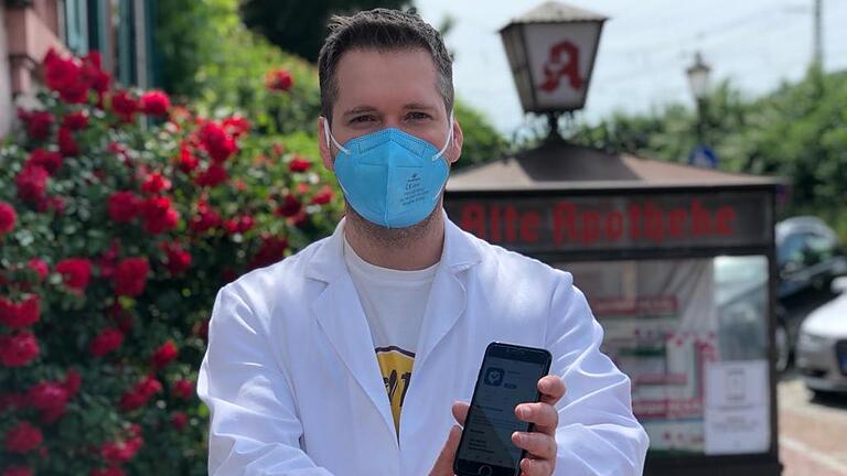 Maximilian Götz ist Chef der Alten Apotheke in Gemünden. Seit Montag bietet er an, digitale Impfbescheinigungen zu erstellen. Doch zu Beginn liefen die benötigten Systeme noch nicht stabil. Maximilian Götz ist Chef der Alten Apotheke in Gemünden. Seit Montag bietet er an, digitale Impfbescheinigungen zu erstellen. Doch zu Beginn liefen die benötigten Systeme noch nicht stabil.