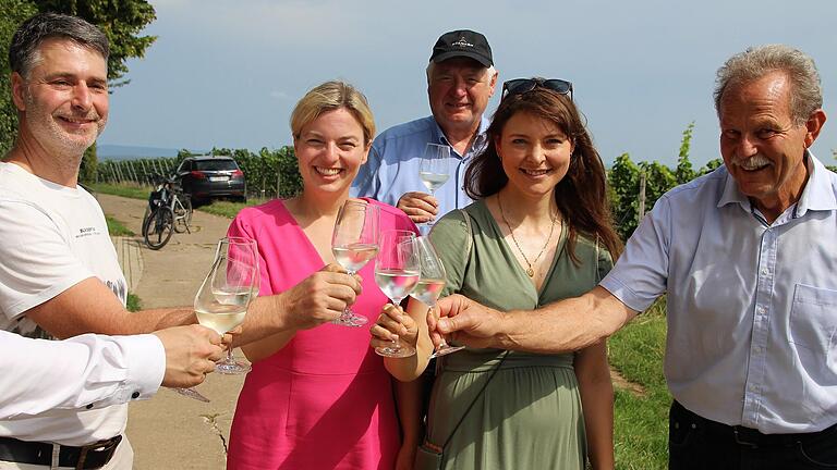 Rundgang der Grünen durch die Escherndorfer Weinberge (vorne von links): Wolfgang Lenhard, Katharina Schulze, Marlies Dumbsky und Paul Knoblach.