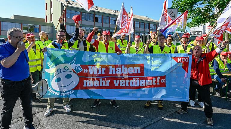 Organisiert von der Gewerkschaft Nahrung-Genuss-Gaststätten und Geschäftsführer Ibo Ocak legten über 60 Arbeitnehmerinnen und Arbeitnehmer der Würzburger Milchwerke am Montag im Kampf um bessere Löhne ihre Arbeit nieder. Organisiert von der Gewerkschaft Nahrung-Genuss-Gaststätten und Geschäftsführer Ibo Ocak legten über 60 Arbeitnehmerinnen und Arbeitnehmer der Würzburger Milchwerke am Montag im Kampf um bessere Löhne ihre Arbeit nieder.