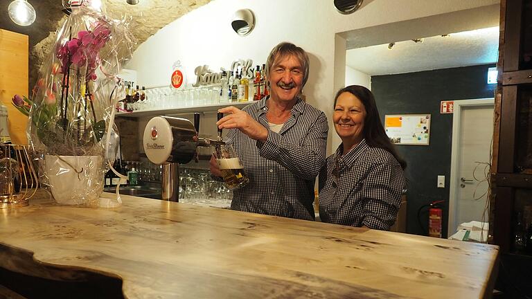 Richard und Alice Diel haben im April 2024 das Restaurant 'Zur Hecke' im Stil einer Heckenwirtschaft in der Karlstadter Innenstadt eröffnet. Nach rund einem Jahr geben sie das gut laufende Lokal jetzt in neue Hände. Richard und Alice Diel haben im April 2024 das Restaurant 'Zur Hecke' im Stil einer Heckenwirtschaft in der Karlstadter Innenstadt eröffnet. Nach rund einem Jahr geben sie das gut laufende Lokal jetzt in neue Hände.